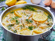 Свежа гръцка пилешка супа с лимон